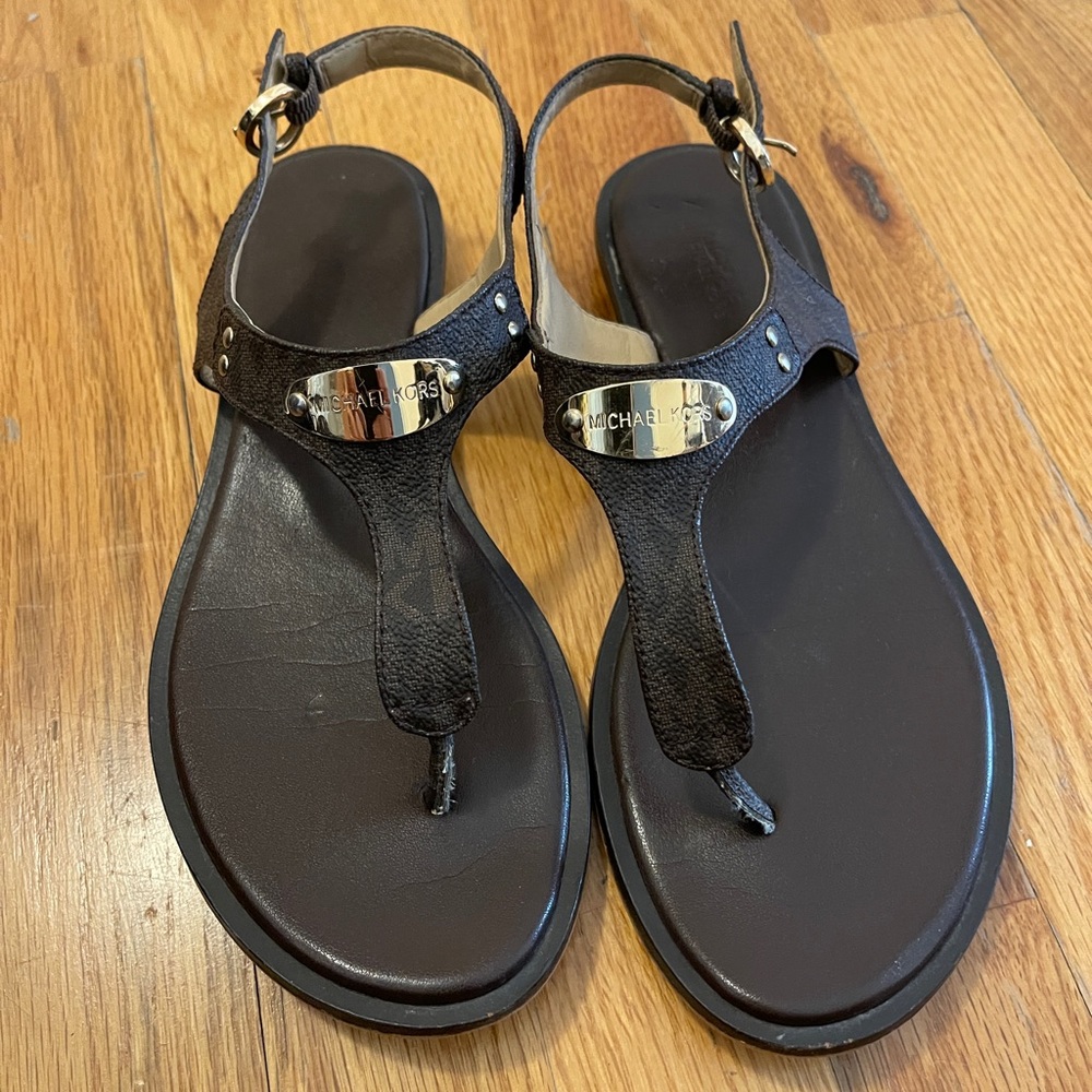 Michael kors monogram plate flat thong sandals.
